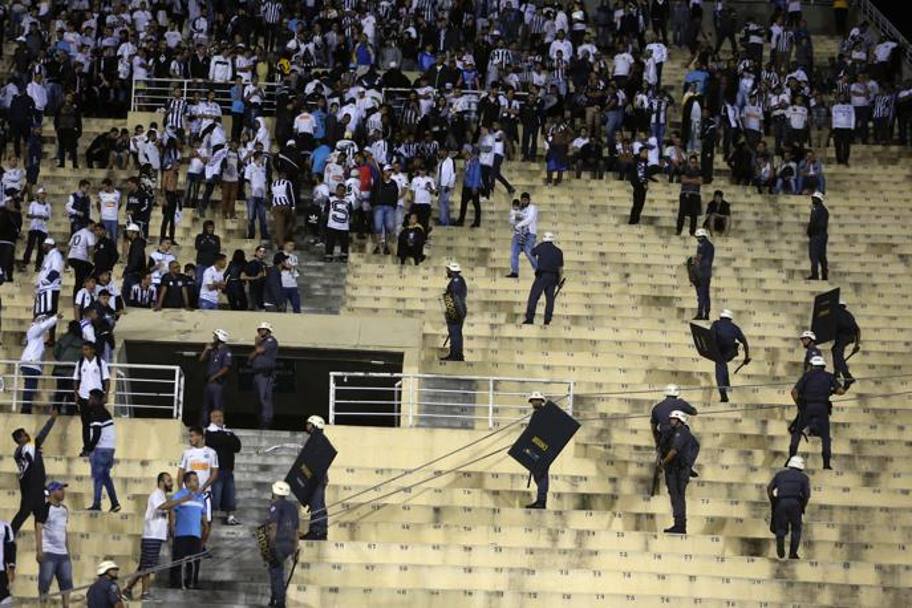 La Polizia ordina ai tifosi del Santos di lasciare lo stadio al termine della partita. Anche con le maniere forti. AP